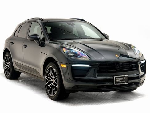 Used 2025 Porsche Macan image 31