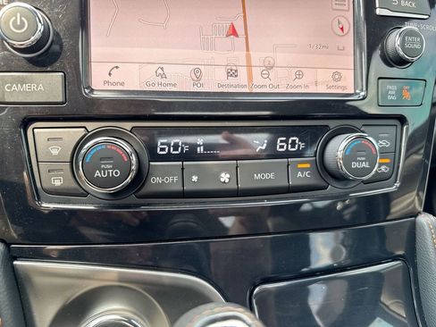 Used 2023 Nissan Maxima SR w/ Sport Mat Group FWD image 17