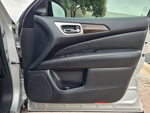 Used 2015 Nissan Pathfinder Platinum w/ Family Entertainment Package FWD image 18