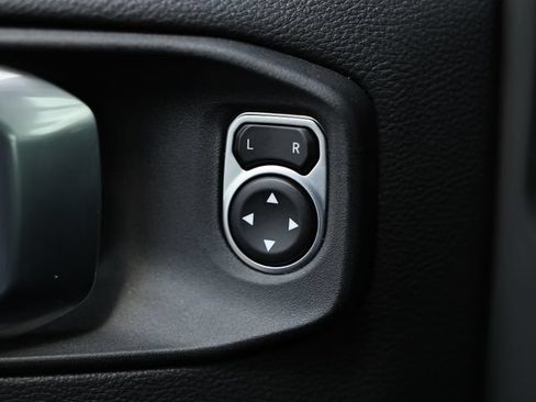 Used 2022 Jeep Wrangler Unlimited Sahara AWD/4WD image 17