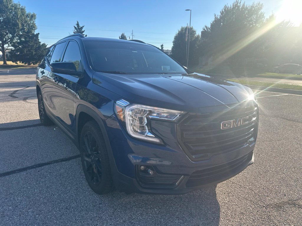 Used 2023 GMC Terrain SLT w/ Tech Package FWD image 3