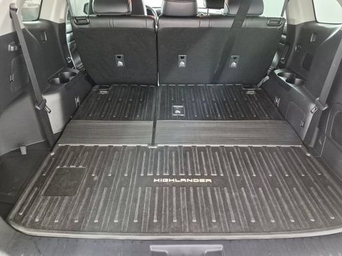 Used 2025 Toyota Highlander XLE AWD/4WD image 25