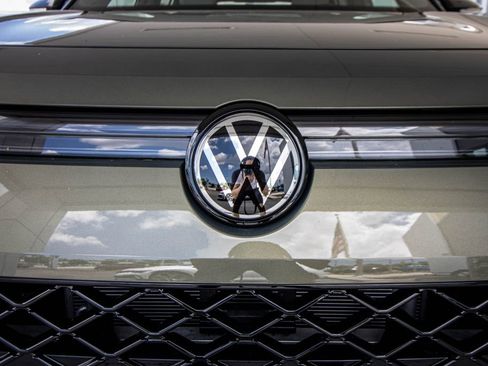 New 2026 Volkswagen Tiguan SE R-Line FWD image 8