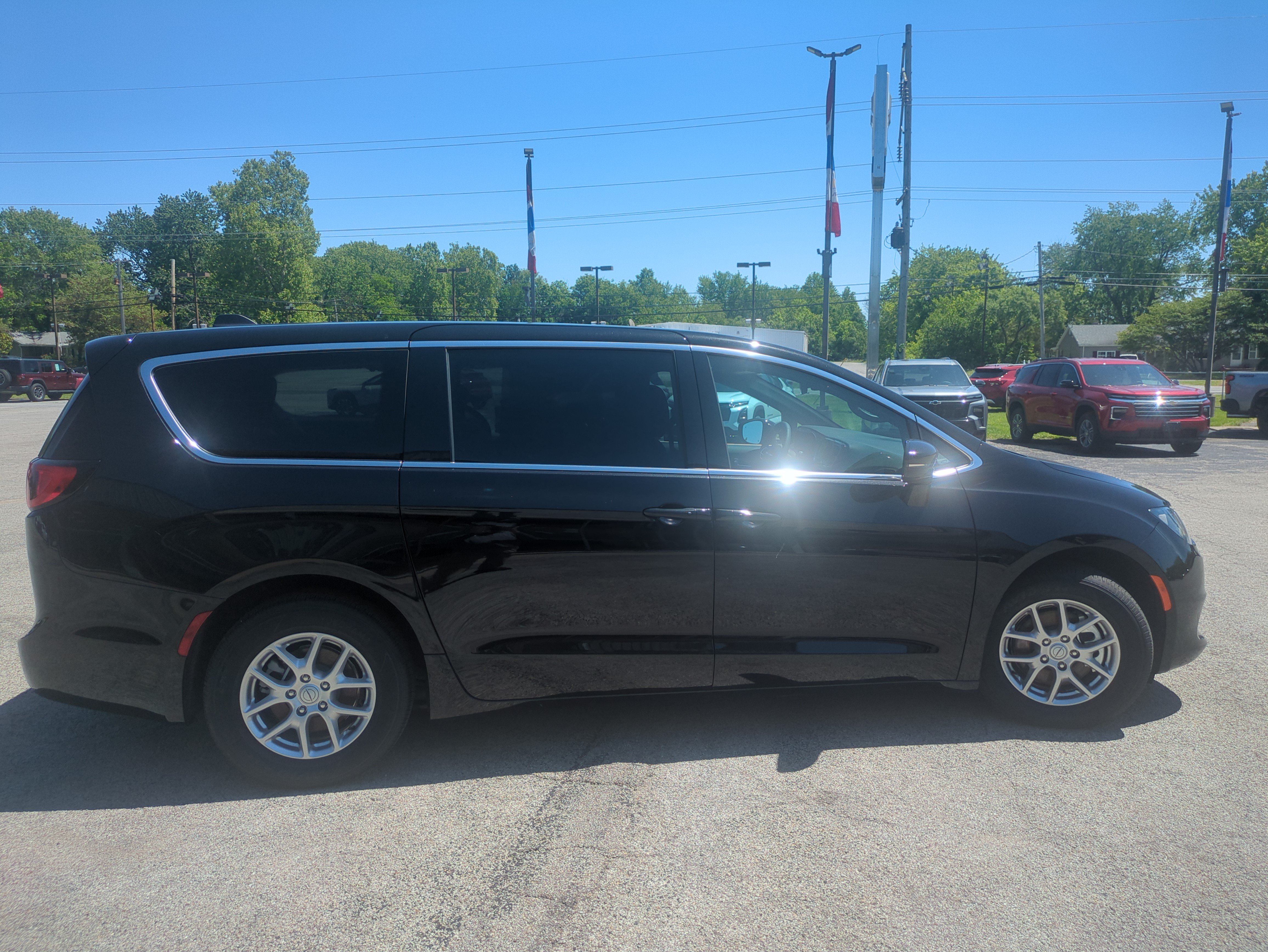 Used 2026 Chrysler Voyager LX FWD image 5