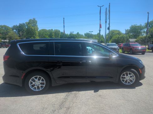 Used 2026 Chrysler Voyager LX FWD image 5