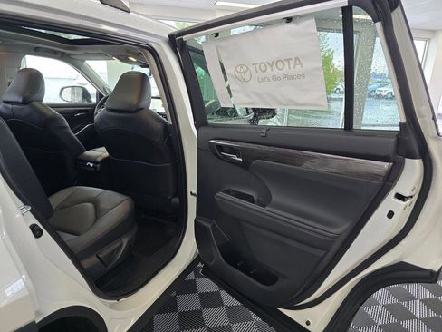 New 2026 Toyota Highlander Platinum image 42