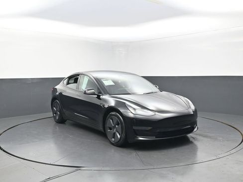 Used 2023 Tesla Model 3 Standard Range image 2