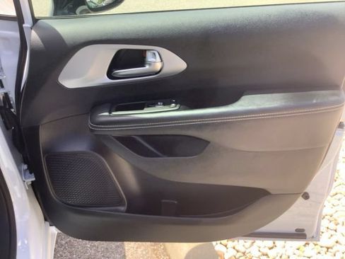 Used 2025 Chrysler Pacifica Limited FWD image 19
