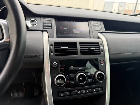 Used 2019 Land Rover Discovery Sport SE image 11