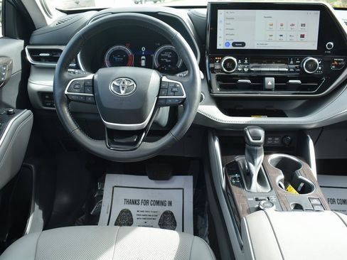 Used 2023 Toyota Highlander Limited image 3