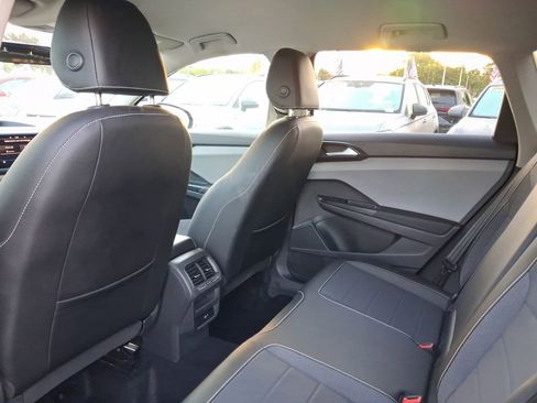 Certified 2022 Volkswagen Taos SE FWD image 7