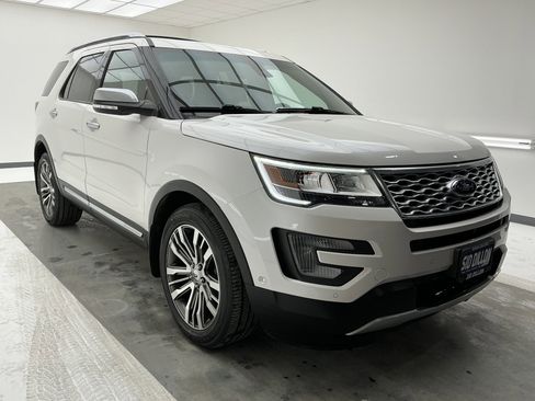 Used 2017 Ford Explorer Platinum image 3