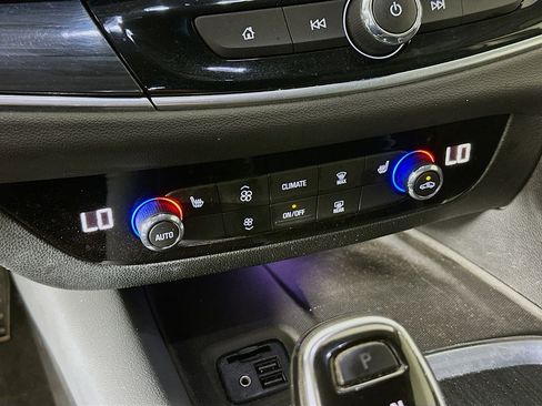 Used 2020 Buick Enclave Essence image 23