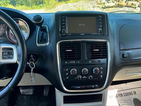 Used 2018 Dodge Grand Caravan SE w/ UConnect Hands-Free Group image 30