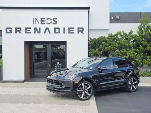 Used 2025 Porsche Macan AWD/4WD image 2