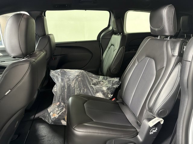 New 2027 Chrysler Pacifica Select FWD image 29