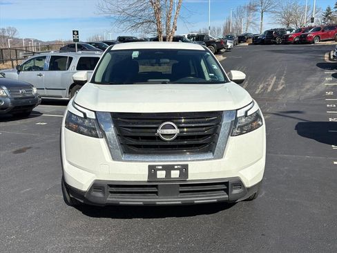 Used 2024 Nissan Pathfinder SV image 3