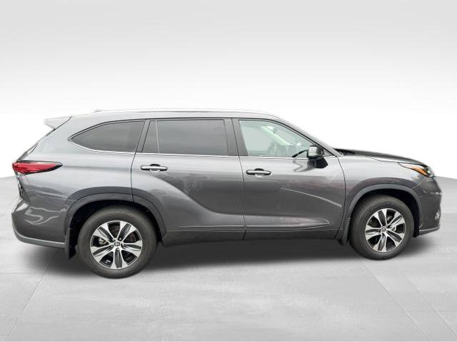 Used 2023 Toyota Highlander XLE w/ Protection Package #3 (TMS) AWD/4WD image 10