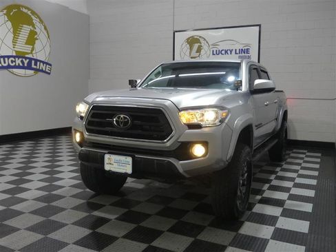 Used 2020 Toyota Tacoma SR5 w/ Blackout Package AWD/4WD image 4