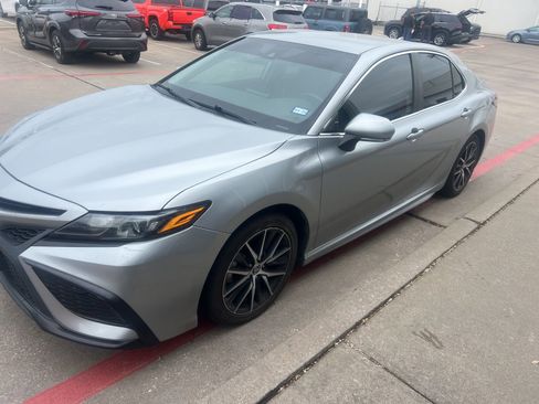 Used 2023 Toyota Camry SE image 2