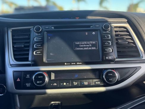 Used 2019 Toyota Highlander SE FWD image 24