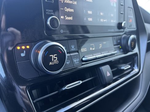 Used 2020 Toyota Highlander XLE image 25