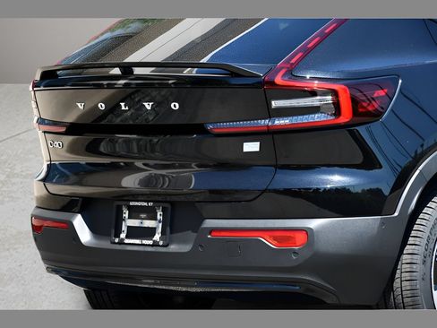 Certified 2023 Volvo C40 P8 Recharge Ultimate w/ Protection Package Premier AWD/4WD image 29