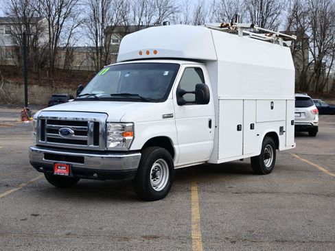 Used 2017 Ford E-350 and Econoline 350 Super Duty w/ Power Windows & Locks Group image 2