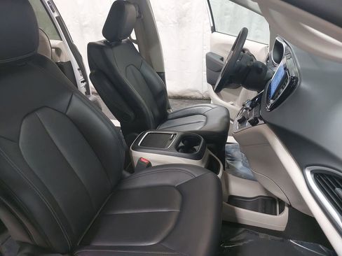 Used 2024 Chrysler Pacifica Touring-L image 10