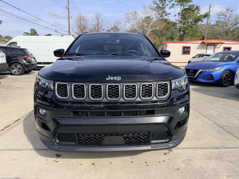 Used 2024 Jeep Compass Latitude image 3