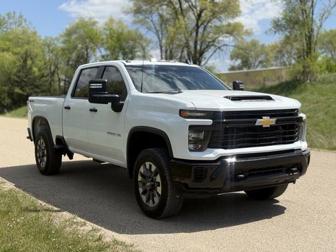 Used 2025 Chevrolet Silverado 2500 Custom w/ Custom Value Package AWD/4WD image 4