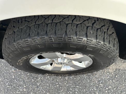 Used 2009 Nissan Frontier SE w/ SE Value Truck Pkg image 3