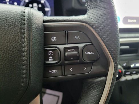Used 2025 Toyota Tacoma Limited AWD/4WD image 19
