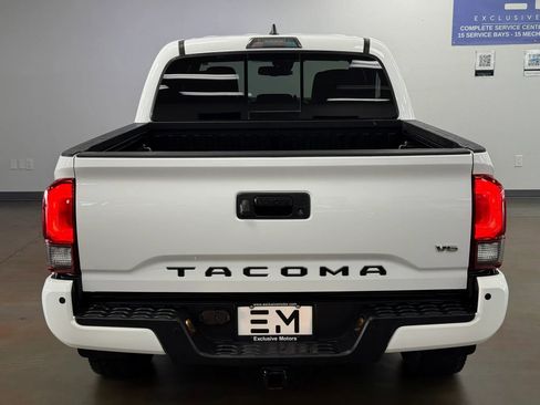 Used 2018 Toyota Tacoma TRD Off-Road w/ Technology Package image 6
