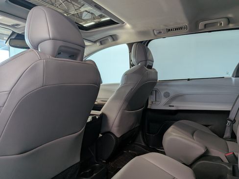 Certified 2025 Toyota Sienna XLE FWD image 32