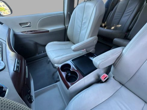 Used 2011 Toyota Sienna XLE w/ XLE Navigation Pkg FWD image 36