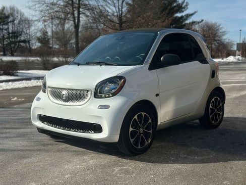 Used 2017 smart fortwo pure image 3