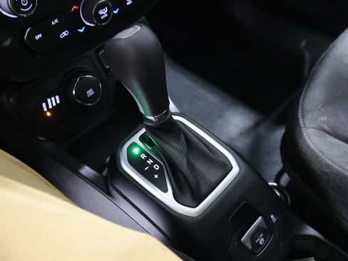 Used 2019 Jeep Renegade Latitude w/ Cold Weather Group AWD/4WD image 28