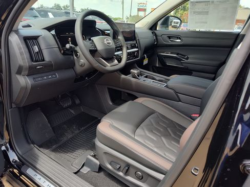 New 2026 Nissan Pathfinder Platinum FWD image 2