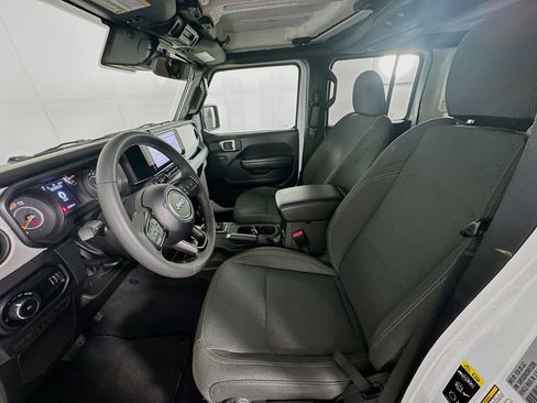 Used 2025 Jeep Wrangler Sport S image 13