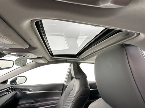 Used 2024 Toyota Camry SE image 18