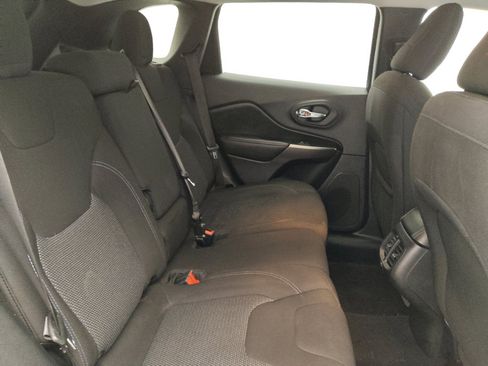 Used 2020 Jeep Cherokee Latitude FWD image 19
