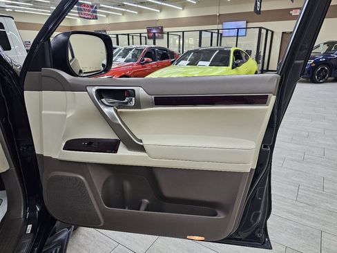 Used 2017 Lexus GX 460 image 41