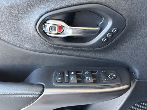 Used 2019 Jeep Cherokee Overland w/ Technology Group AWD/4WD image 11