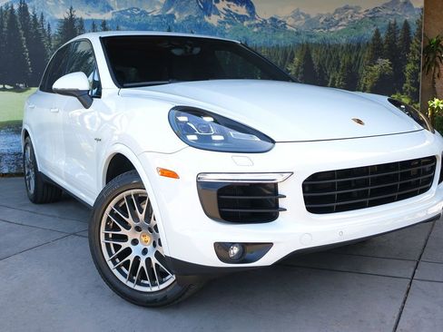 Used 2017 Porsche Cayenne S image 3