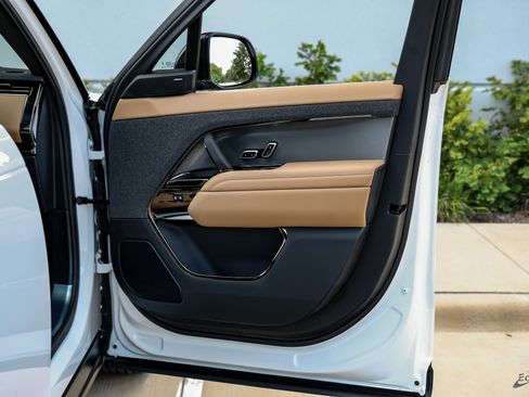 Used 2024 Land Rover Range Rover Sport SE image 73