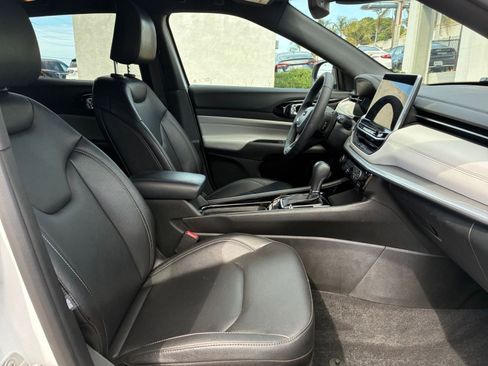 Used 2025 Jeep Compass Limited image 37