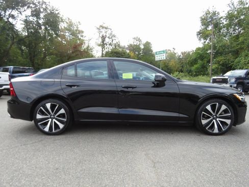 Used 2022 Volvo S60 B5 Momentum w/ Premium Package image 5