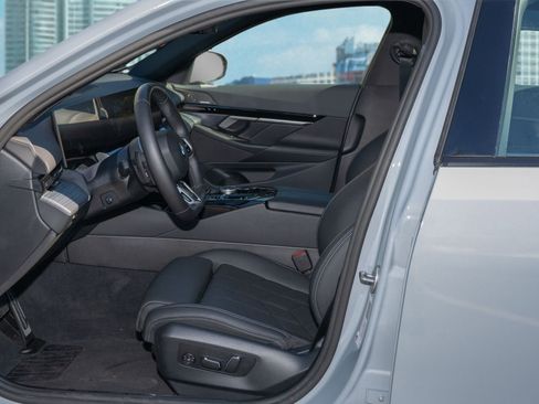 Used 2025 BMW 530i w/ M Sport Package RWD image 16