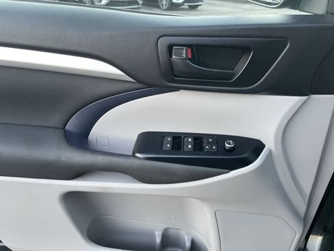 Used 2019 Toyota Highlander LE image 28